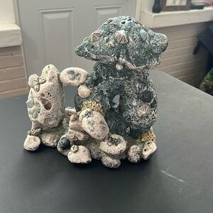 Decorative resin ornament for fish tank